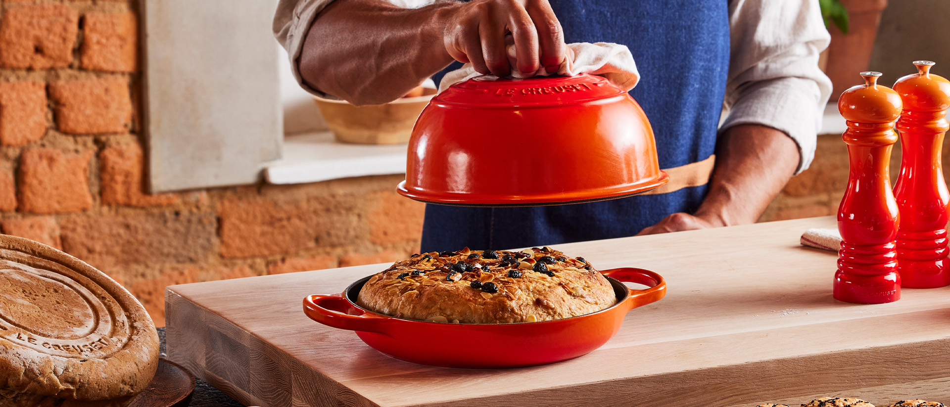 https://www.lecreuset.fi/on/demandware.static/-/Library-Sites-lc-sharedLibrary/default/dw0ad7eb2d/images/2023/H2/Evergreen/Bread%20Oven/2023_H2_BreadOvenPageAssets_1920x823_02.jpg